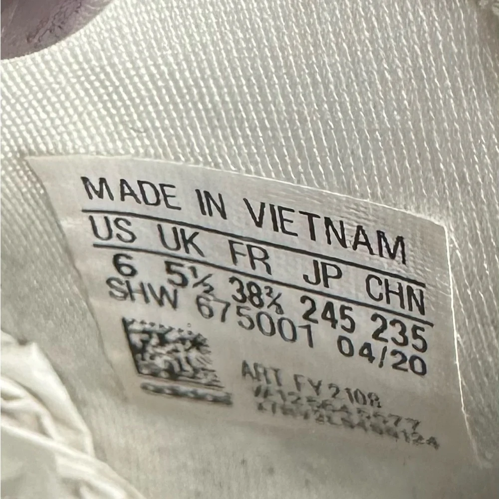 Adidas size 6 White NMD sneakers pre owned Exellent condition.
